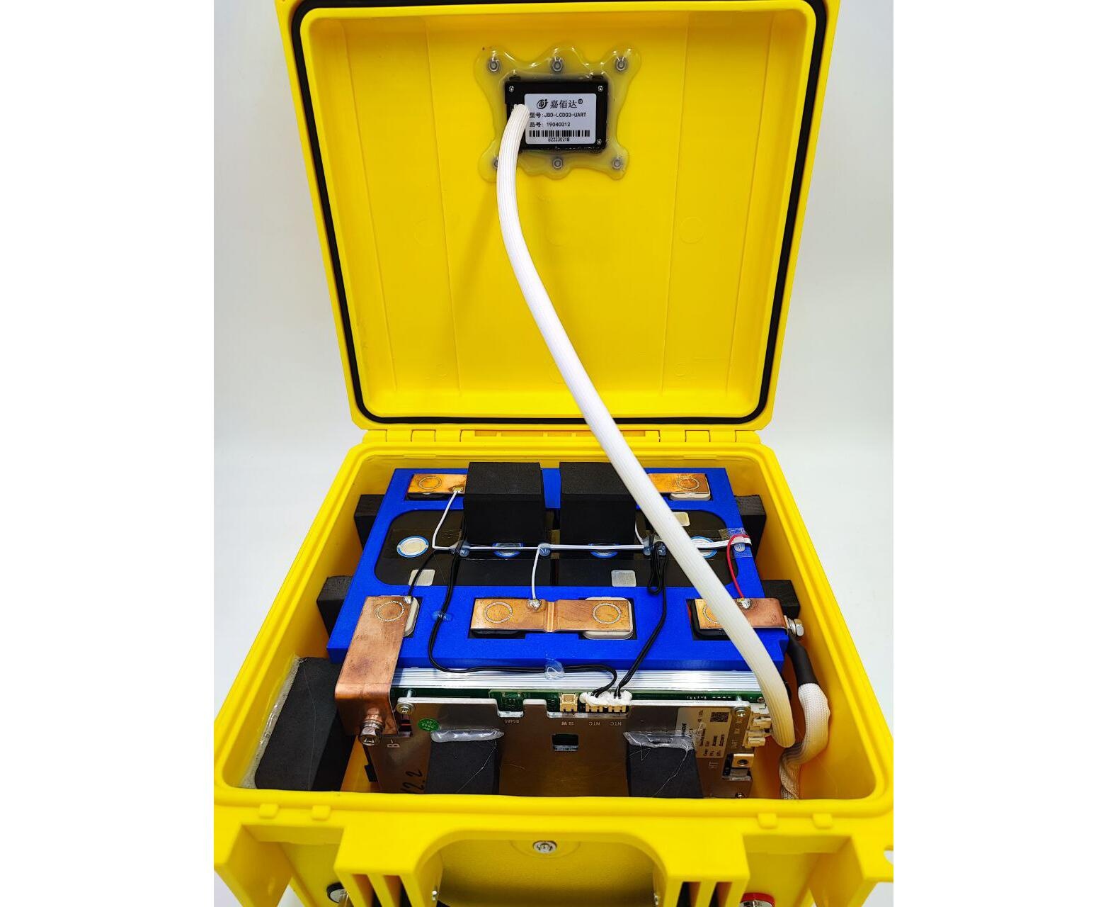 Аккумулятор BatteryCraft Lifepo4 12V 105Ah BMS 100 A c Bluetooth (желтый корпус) - фото5